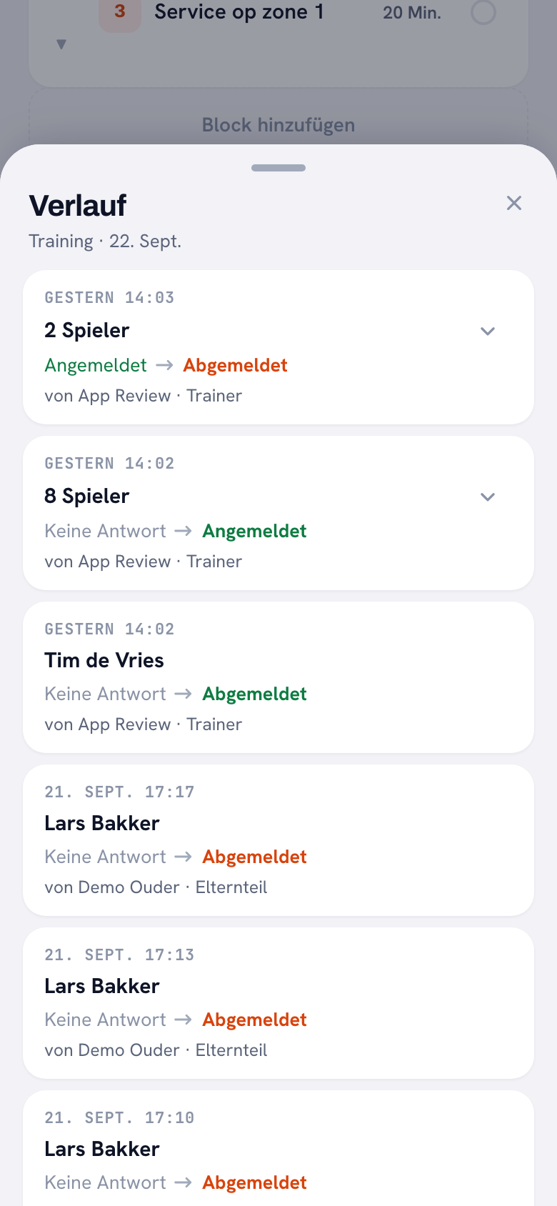 Das Verlaufsblatt, das sich über den Trainingsbildschirm geschoben hat, mit der Überschrift Verlauf und darunter Training, 22. Sept. Jede Karte zeigt die Uhrzeit, darunter den Namen des Spielers oder eine zusammengeklappte Zeile wie 2 Spieler oder 8 Spieler, dann den alten Status mit einem Pfeil auf den neuen und unten, wer die Änderung gemacht hat und in welcher Rolle: von App Review, Trainer, oder von Demo Ouder, Elternteil.