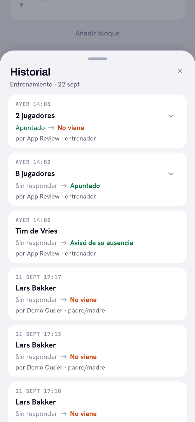 La hoja de historial subida sobre la pantalla del entrenamiento, con el título Historial y debajo Entrenamiento, 22 sept. Cada tarjeta muestra la hora, después el nombre del jugador o una línea plegada como 2 jugadores u 8 jugadores, luego el estado anterior con una flecha hacia el nuevo y, abajo, quién hizo el cambio y con qué rol: por App Review, entrenador, o por Demo Ouder, padre/madre.