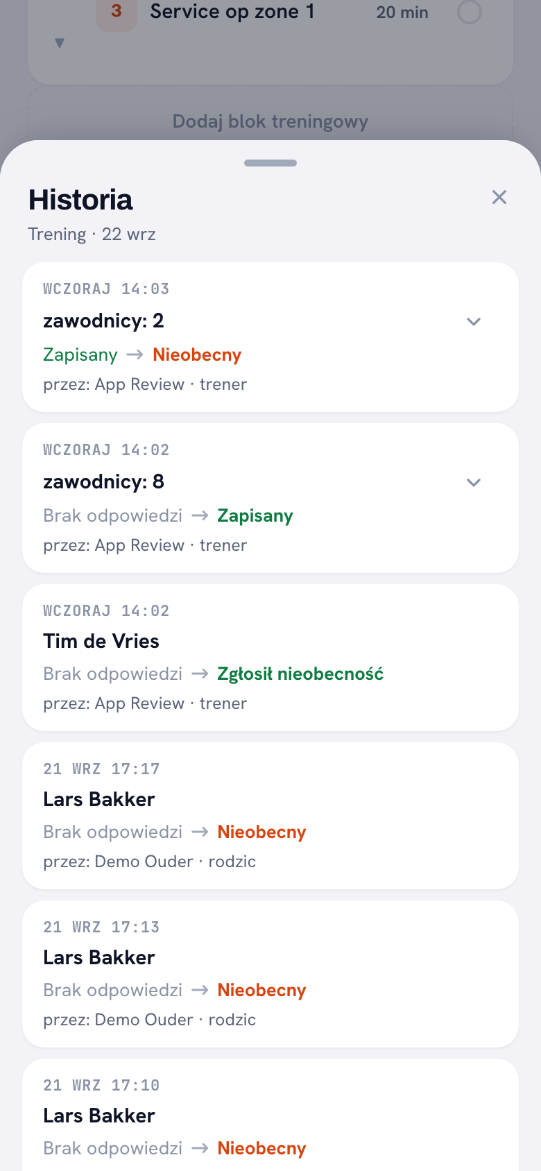 Panel historii wysunięty nad ekranem treningu, z nagłówkiem Historia i pod nim Trening, 22 wrz. Każda karta pokazuje godzinę, pod nią imię i nazwisko zawodnika albo zwiniętą linijkę w rodzaju zawodnicy: 2 lub zawodnicy: 8, dalej poprzedni status ze strzałką do nowego, a na dole kto dokonał zmiany i w jakiej roli: przez: App Review, trener, albo przez: Demo Ouder, rodzic.