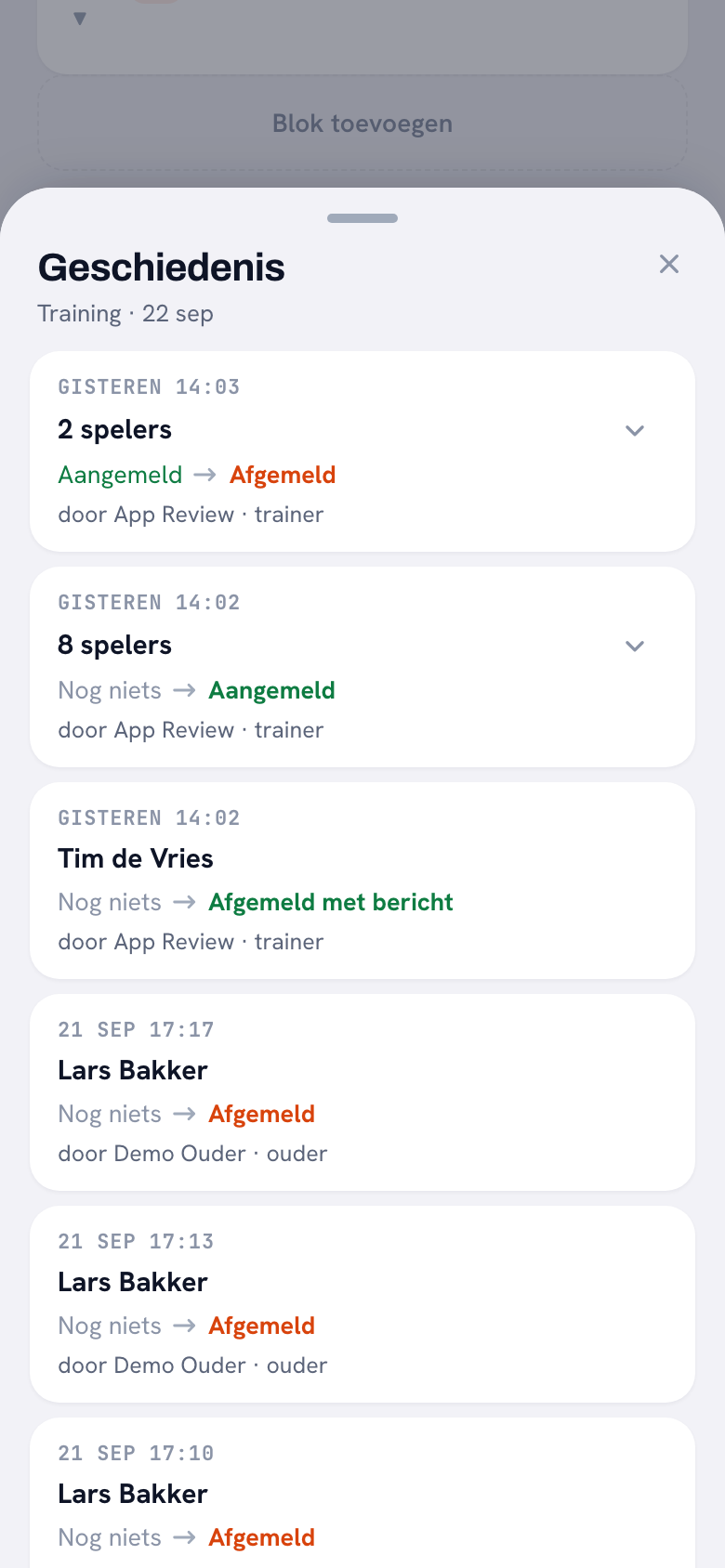 Het geschiedenisblad dat over het trainingsscherm omhoog is geschoven, met bovenaan de kop Geschiedenis en daaronder Training, 22 sep. Elke kaart toont het tijdstip, daaronder de naam van de speler of een samengevouwen regel als 2 spelers of 8 spelers, dan de oude stand met een pijl naar de nieuwe, en onderin door wie het is gedaan en in welke rol: door App Review, trainer, of door Demo Ouder, ouder.
