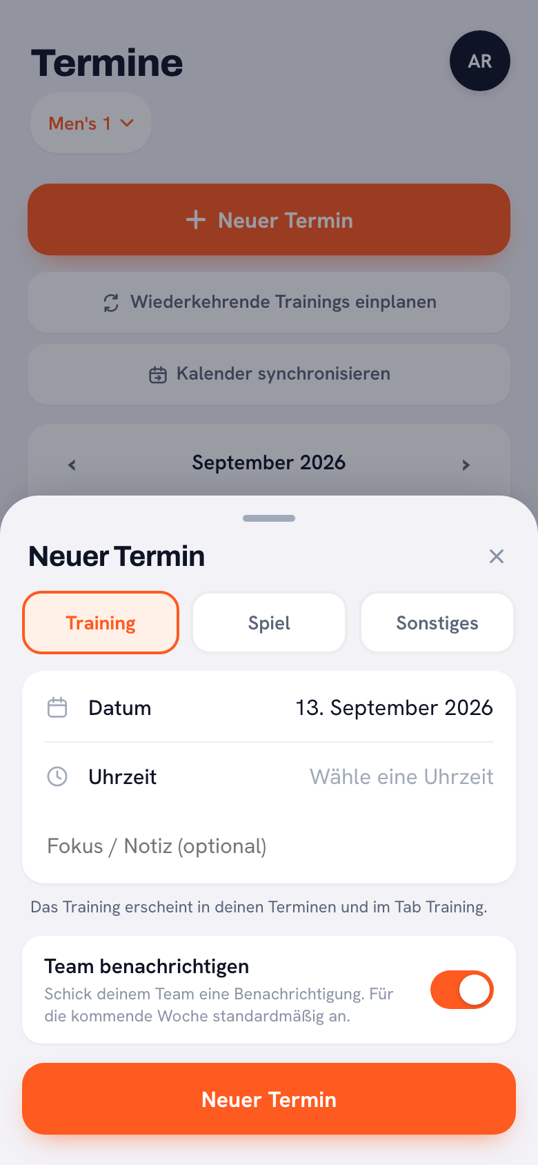 Das Blatt „Neuer Termin“ mit der Auswahl zwischen Training, Spiel und Sonstiges oben, darunter Datum, Uhrzeit und ein Feld für Fokus oder Notiz, und ganz unten der eingeschaltete Schalter „Team benachrichtigen“.