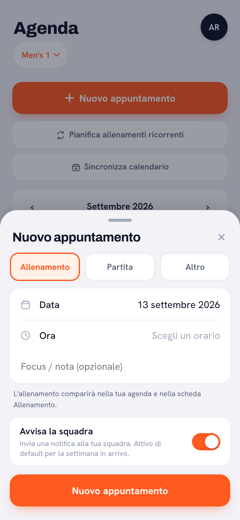 Il foglio «Nuovo appuntamento» con in alto la scelta tra Allenamento, Partita e Altro, sotto la data, l’ora e un campo per il focus o una nota, e in fondo l’interruttore «Avvisa la squadra» attivo.