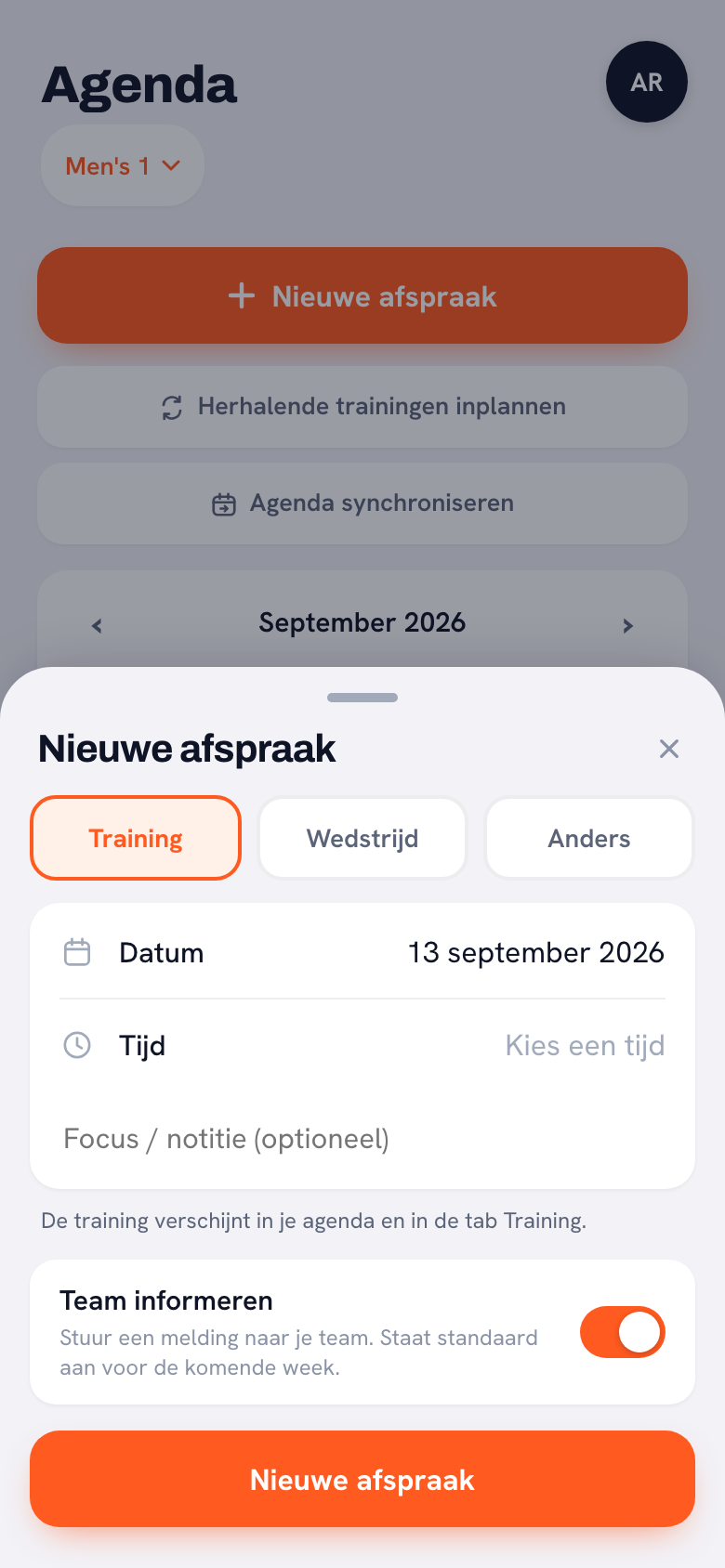 Het blad ‘Nieuwe afspraak’ met bovenin de keuze tussen Training, Wedstrijd en Anders, daaronder de datum, de tijd en een veld voor focus of notitie, en onderaan de schakelaar ‘Team informeren’ die aanstaat.
