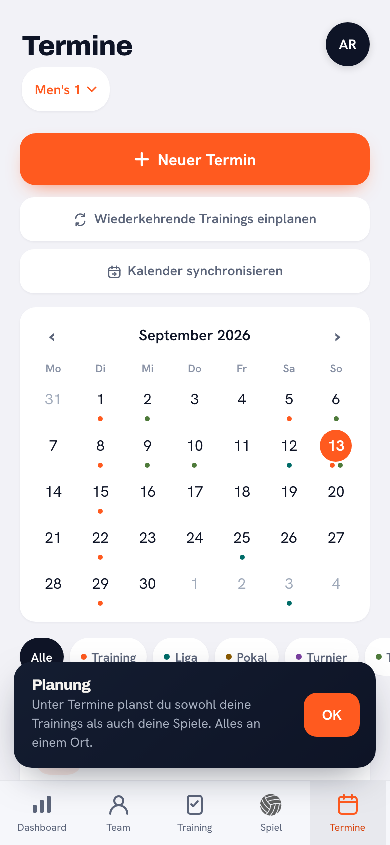 Die Monatsansicht des Teamkalenders in Koach mit Trainings, Spielen und dazwischen einem einzelnen Termin mit einem graublauen Label