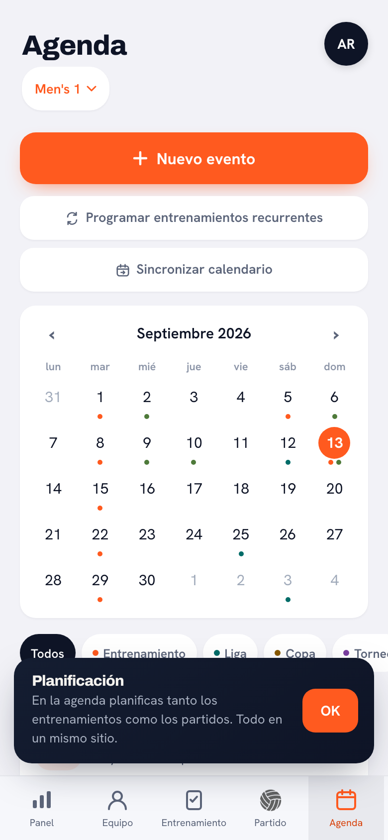 La vista mensual del calendario del equipo en Koach con entrenamientos, partidos y entre medias una cita suelta con una etiqueta gris azulada