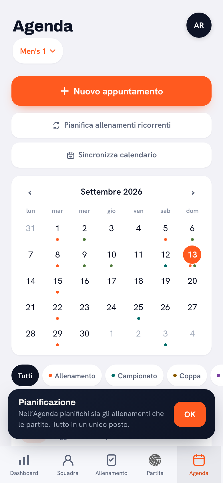 La vista mensile del calendario di squadra in Koach con allenamenti, partite e in mezzo un appuntamento singolo con un'etichetta grigio-azzurra
