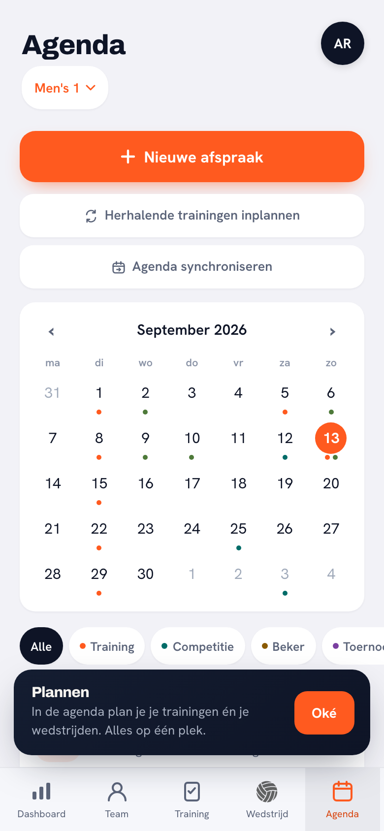 De maandweergave van de teamagenda in Koach met trainingen, wedstrijden en daartussen een losse afspraak met een grijsblauw label