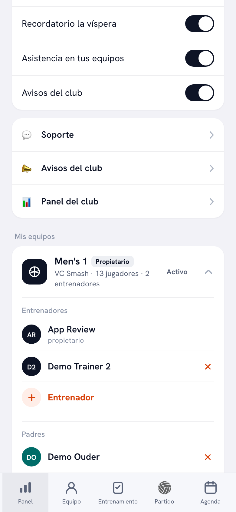 Pantalla de perfil de la app Koach con la entrada Panel del club y, debajo, un equipo con sus entrenadores y un padre