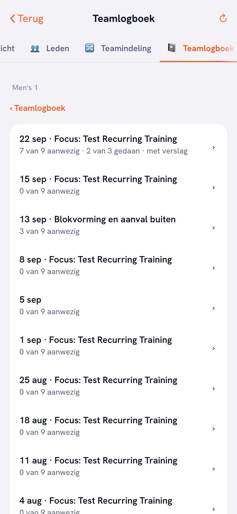 Het teamlogboek in de clubmodule: bovenaan het gekozen team, daaronder de trainingen onder elkaar met de datum en de focus. Bij de bovenste staat ‘7 van 9 aanwezig · 2 van 3 gedaan · met verslag’.