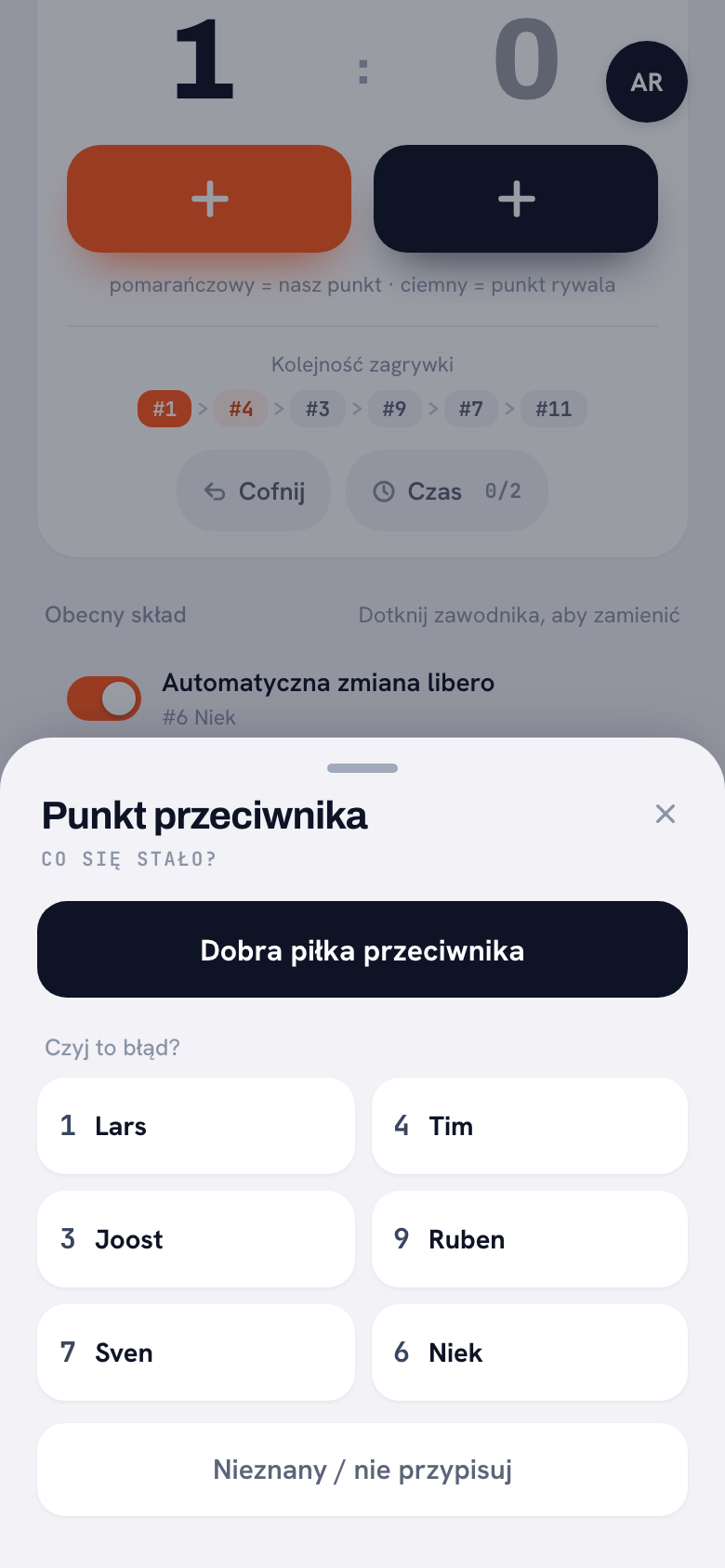 Arkusz „Punkt przeciwnika” z pytaniem, co się stało: u góry ciemny przycisk „Dobra piłka przeciwnika”, niżej „Czyj to błąd?” z sześcioma zawodnikami w dwóch kolumnach, a na dole „Nieznany / nie przypisuj”.