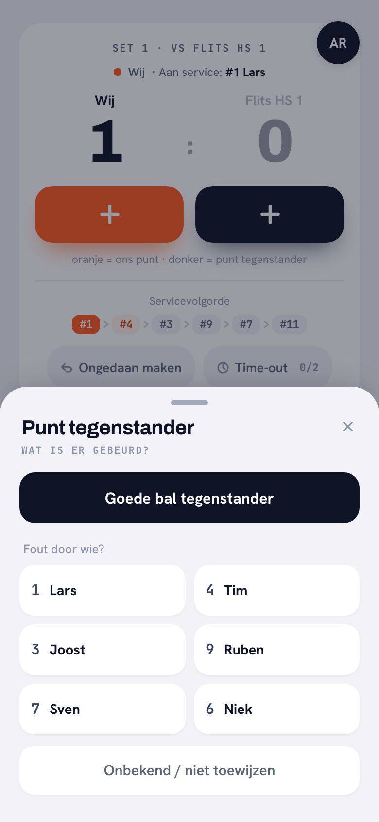 Het blad ‘Punt tegenstander’ met de vraag wat er is gebeurd: bovenaan de donkere knop ‘Goede bal tegenstander’, daaronder ‘Fout door wie?’ met zes spelers in twee kolommen, en onderin ‘Onbekend / niet toewijzen’.