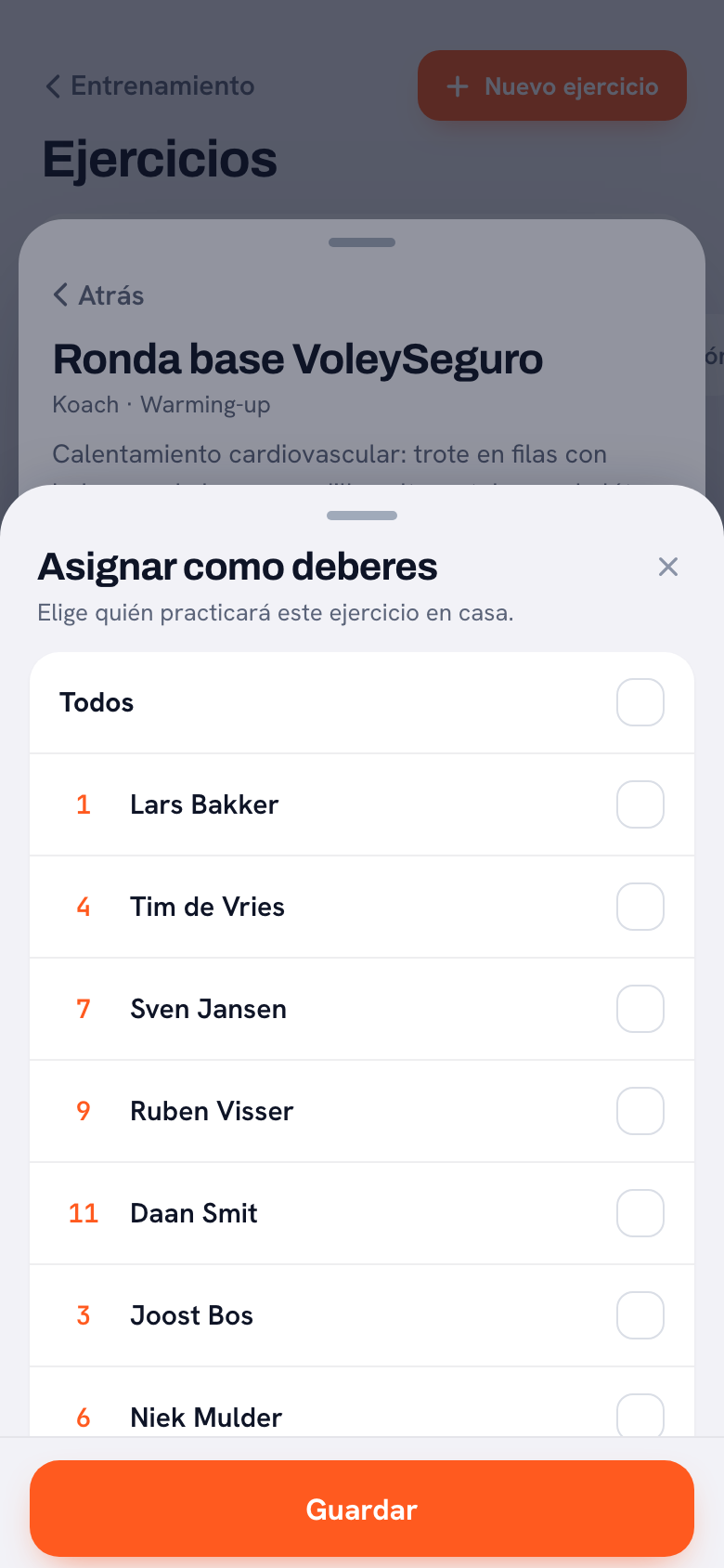 La hoja Asignar como deberes con la frase ‘Elige quién practicará este ejercicio en casa', una fila Todos y debajo los jugadores con su dorsal — 1 Lars Bakker, 4 Tim de Vries, 7 Sven Jansen, 9 Ruben Visser, 11 Daan Smit, 3 Joost Bos, 6 Niek Mulder — cada uno con su casilla, y abajo el botón Guardar