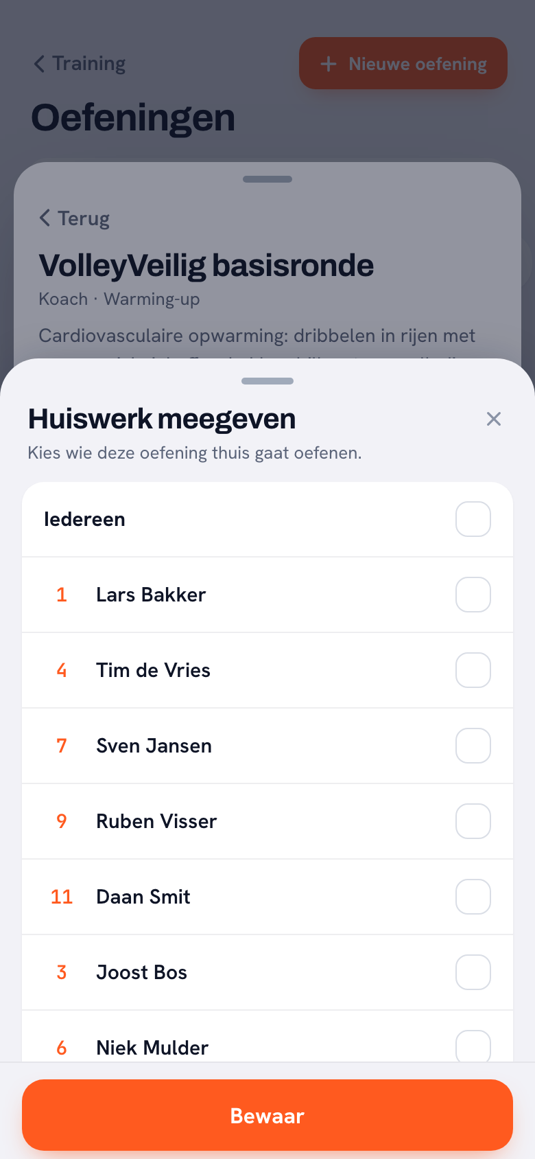 Het blad Huiswerk meegeven over een oefening heen, met de zin Kies wie deze oefening thuis gaat oefenen, bovenaan Iedereen en daaronder de spelers met rugnummer en een vinkvakje.