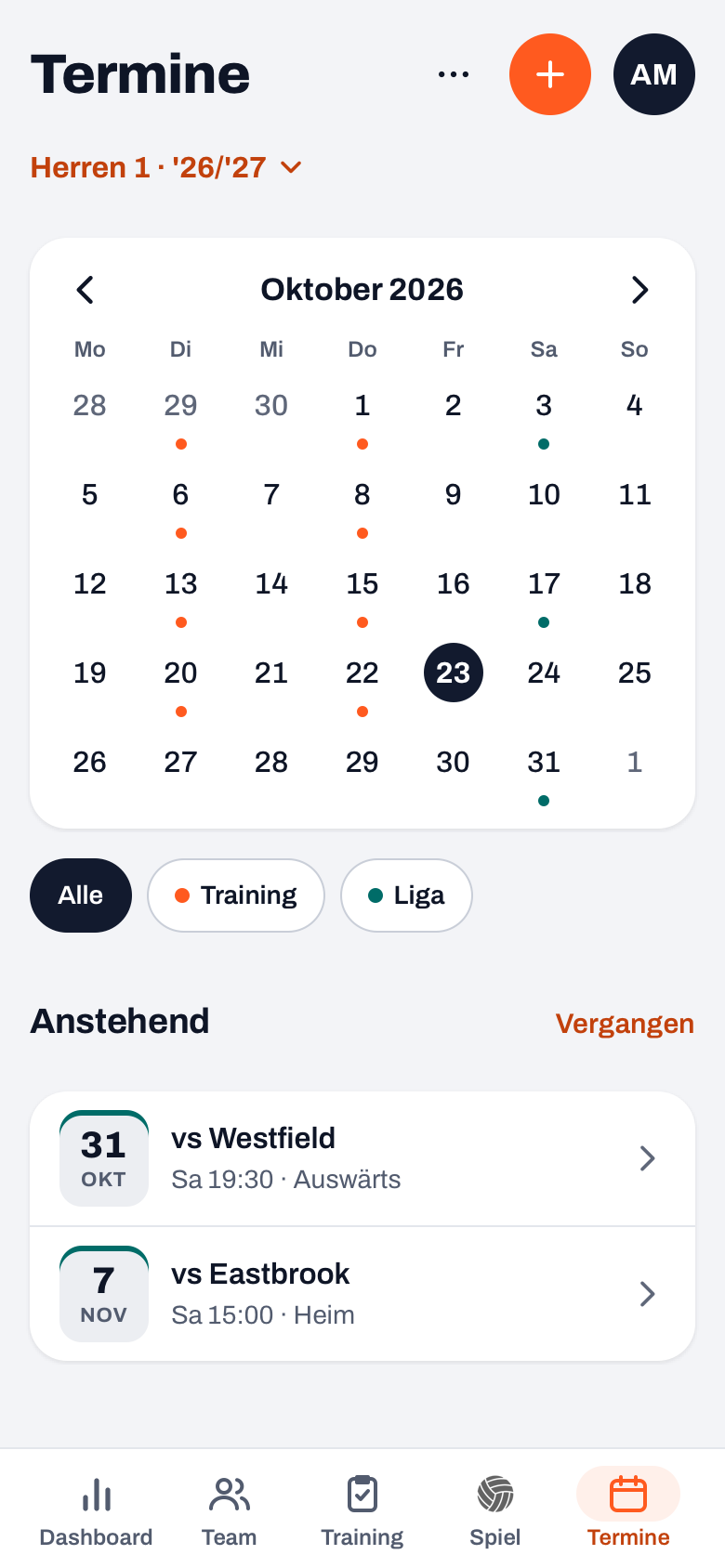 Termine in Koach: Monatsansicht Oktober 2026 mit farbigen Punkten, den Filtern Alle, Training und Liga und der Liste Anstehend