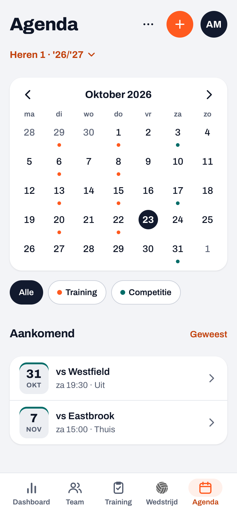 Agenda in Koach: maandraster van oktober 2026 met gekleurde stippen, de filterchips Alle, Training en Competitie en de lijst Aankomend
