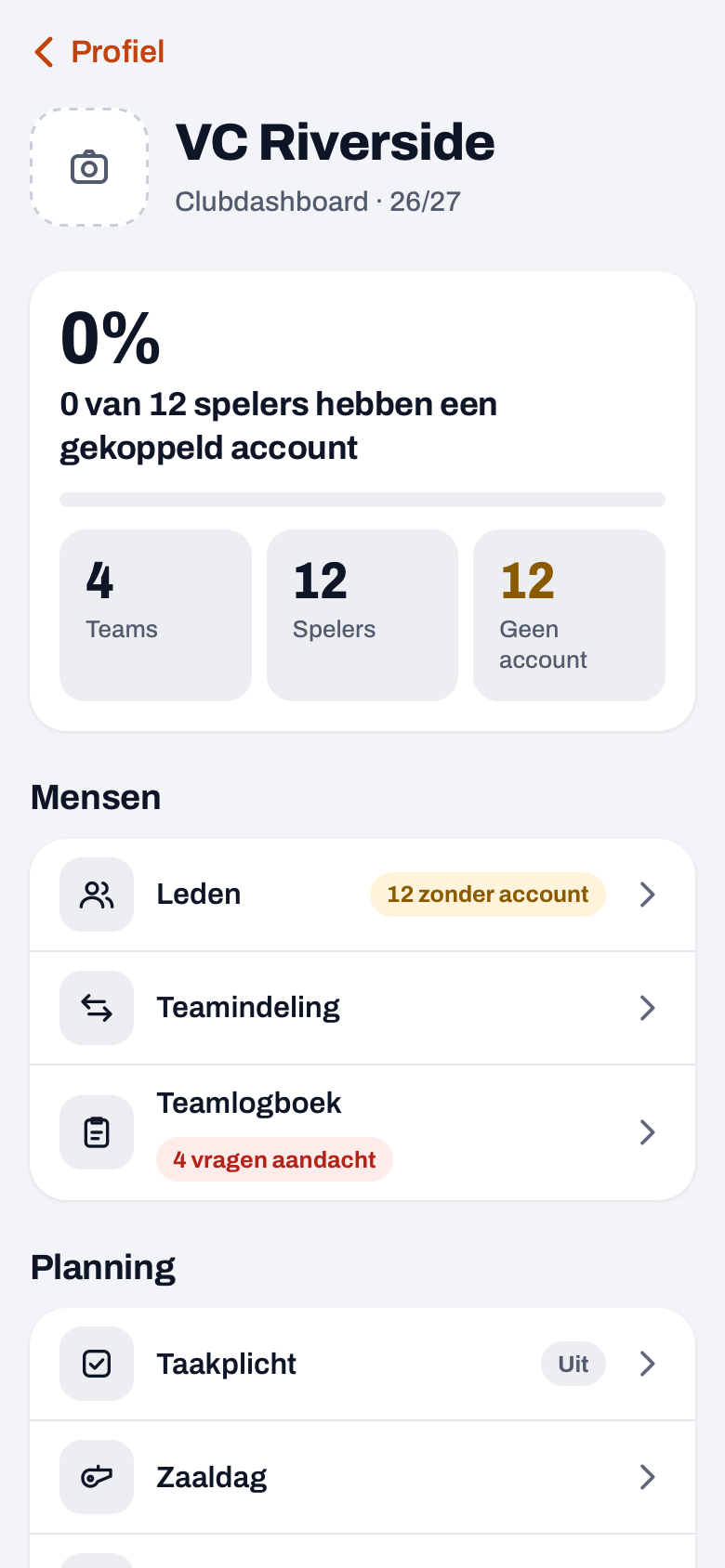 Clubdashboard in Koach met het aandeel spelers met een gekoppeld account, de tegels Teams, Spelers en Geen account, en de groep Mensen