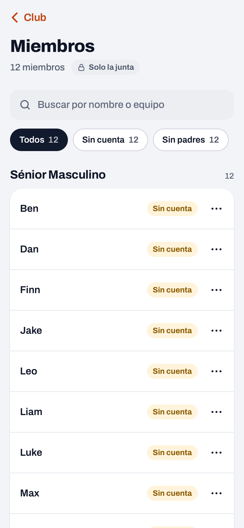 Miembros en el panel del club de Koach: campo de búsqueda, filtros Todos, Sin cuenta y Sin padres, y tres puntos en cada jugador