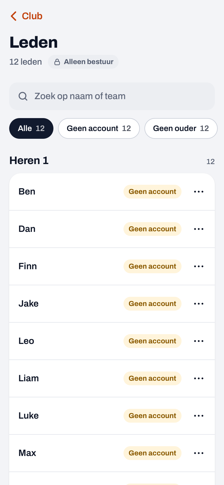 Leden in het clubdashboard van Koach: zoekveld, filters Alle, Geen account en Geen ouder, en per speler drie puntjes