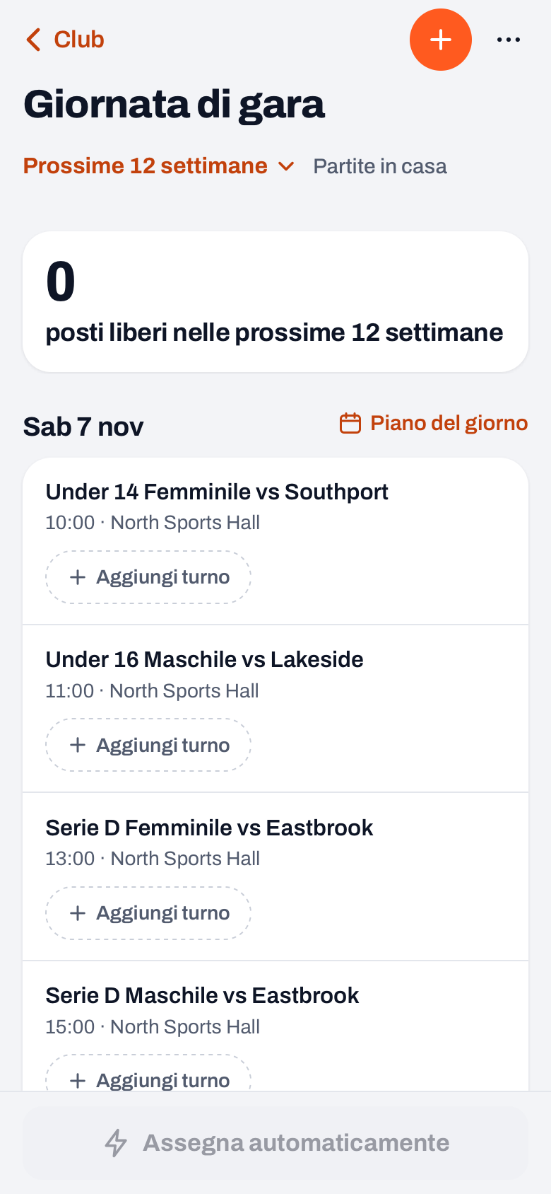 Giornata di gara in Koach con le partite in casa di un sabato, ognuna con il pulsante Aggiungi turno, e in basso Assegna automaticamente