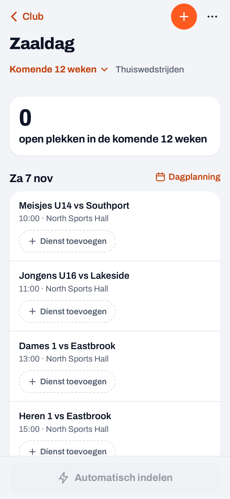 Zaaldag in Koach met de thuiswedstrijden van een zaterdag, elk met de knop Dienst toevoegen, en onderaan Automatisch indelen