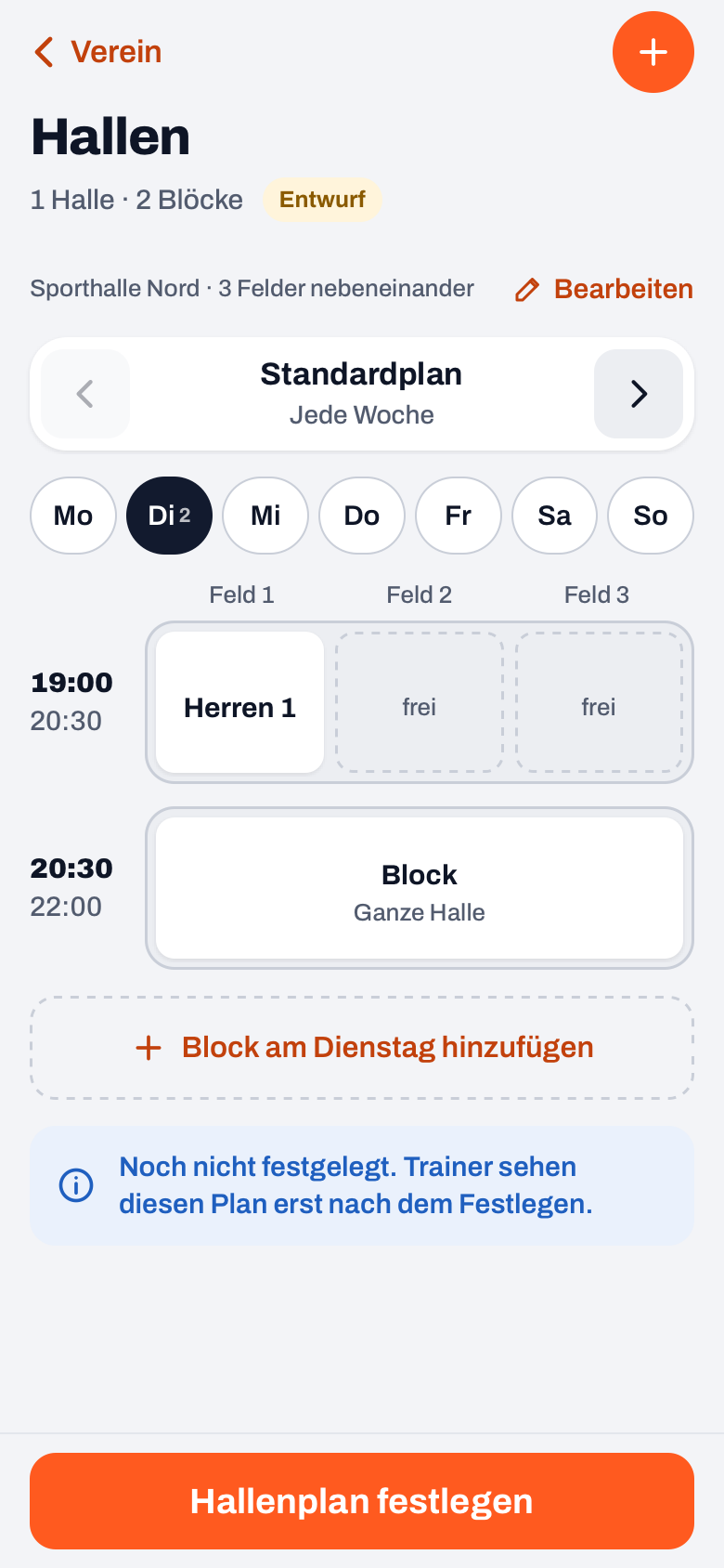 Hallen in Koach: Sporthalle Nord mit drei Feldern nebeneinander, am Dienstag Herren 1 auf Feld 1 und ein Block über die ganze Halle
