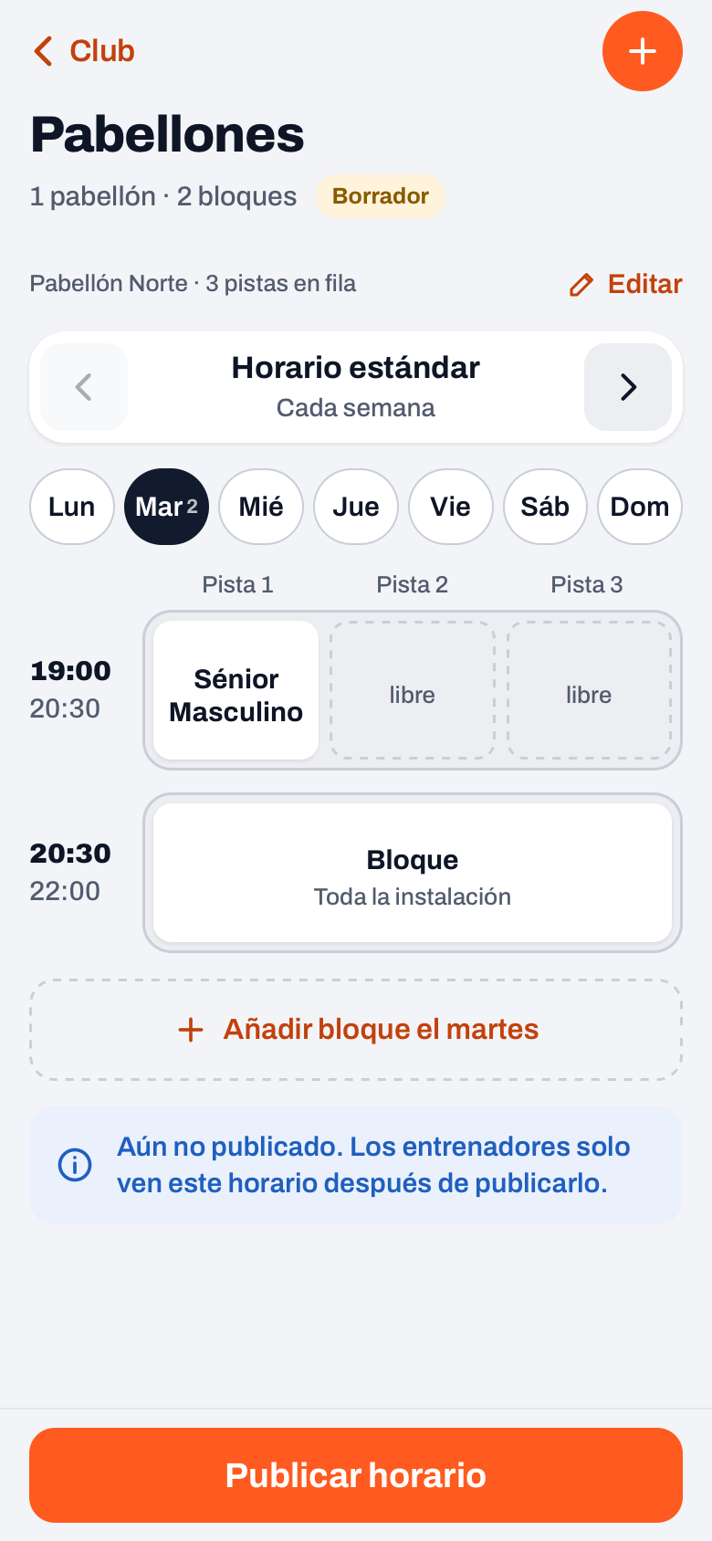 Pabellones en Koach: Pabellón Norte con tres pistas, el martes Sénior Masculino en la pista 1 y un bloque para toda la instalación