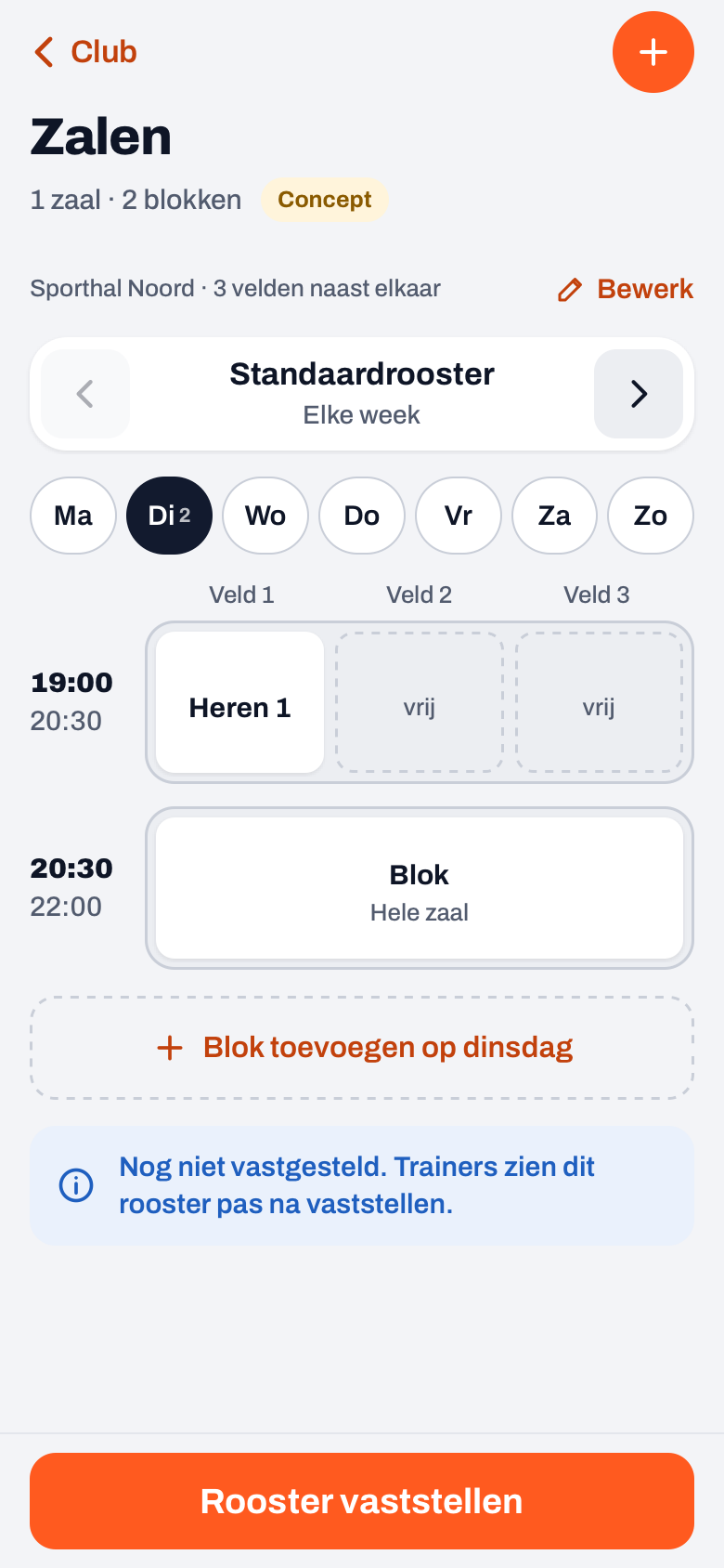 Zalen in Koach: een sporthal met drie velden naast elkaar, op dinsdag een team op veld 1 en een blok over de hele zaal