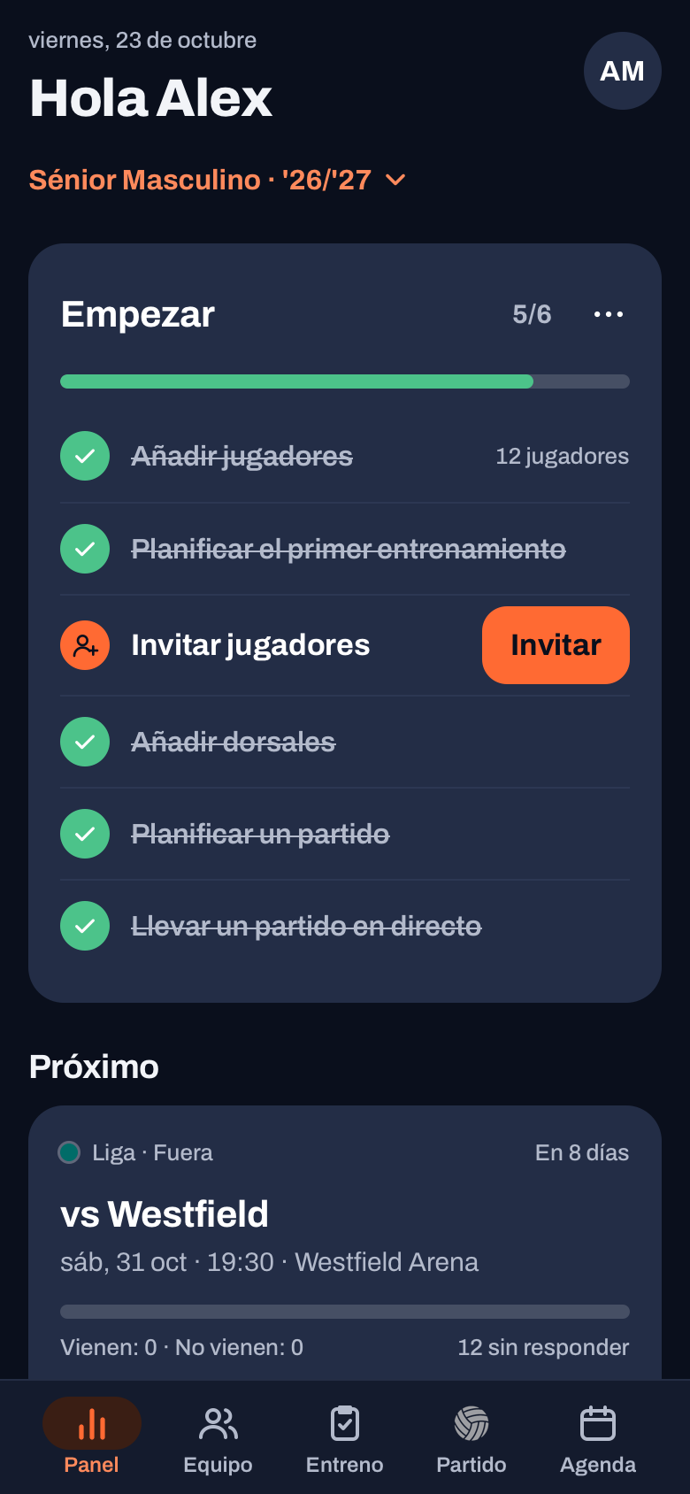 El panel de Koach en modo oscuro con la tarjeta Empezar, el próximo partido y la barra de pestañas abajo