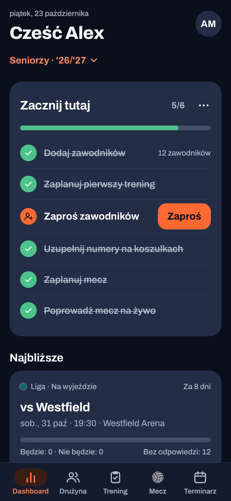 Dashboard Koach w trybie ciemnym z kartą Zacznij tutaj, najbliższym meczem i paskiem zakładek na dole