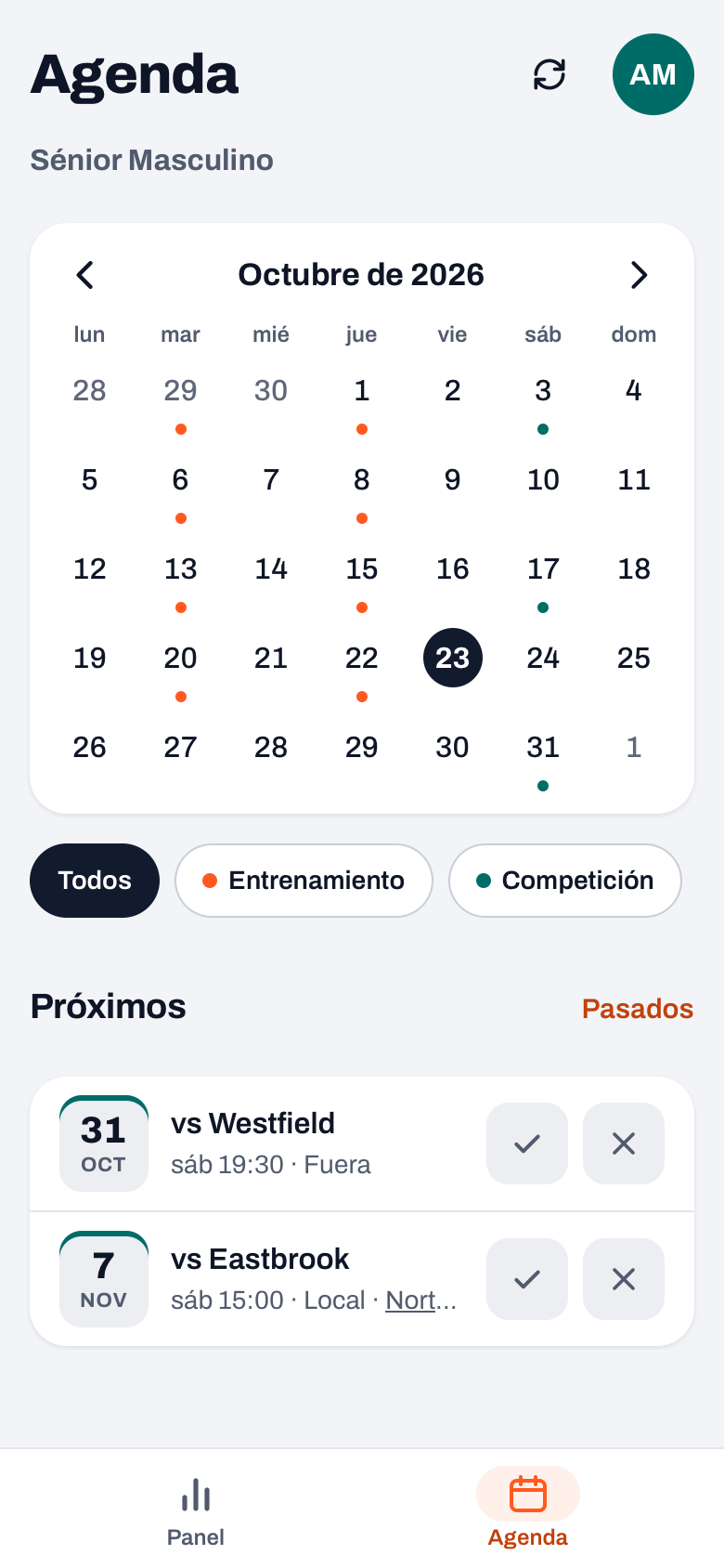 Agenda de una familia en la app de Koach: calendario de octubre y los próximos partidos, uno fuera y uno en casa, con check y cruz