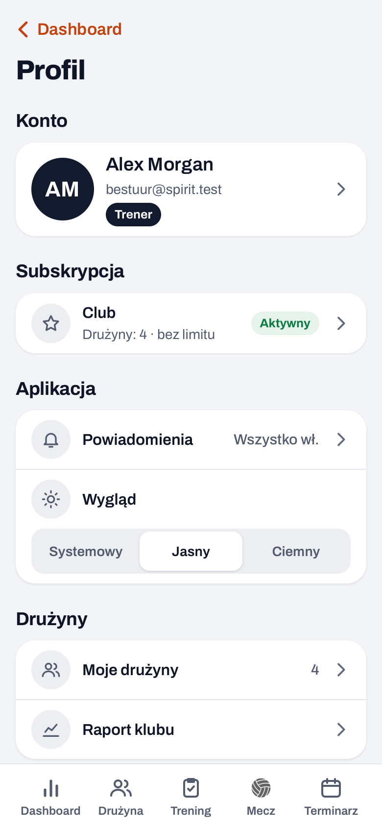 Profil w Koach z planem Club i liczbą drużyn, Powiadomieniami i Wyglądem w sekcji Aplikacja oraz Moje drużyny i Raport klubu w sekcji Drużyny