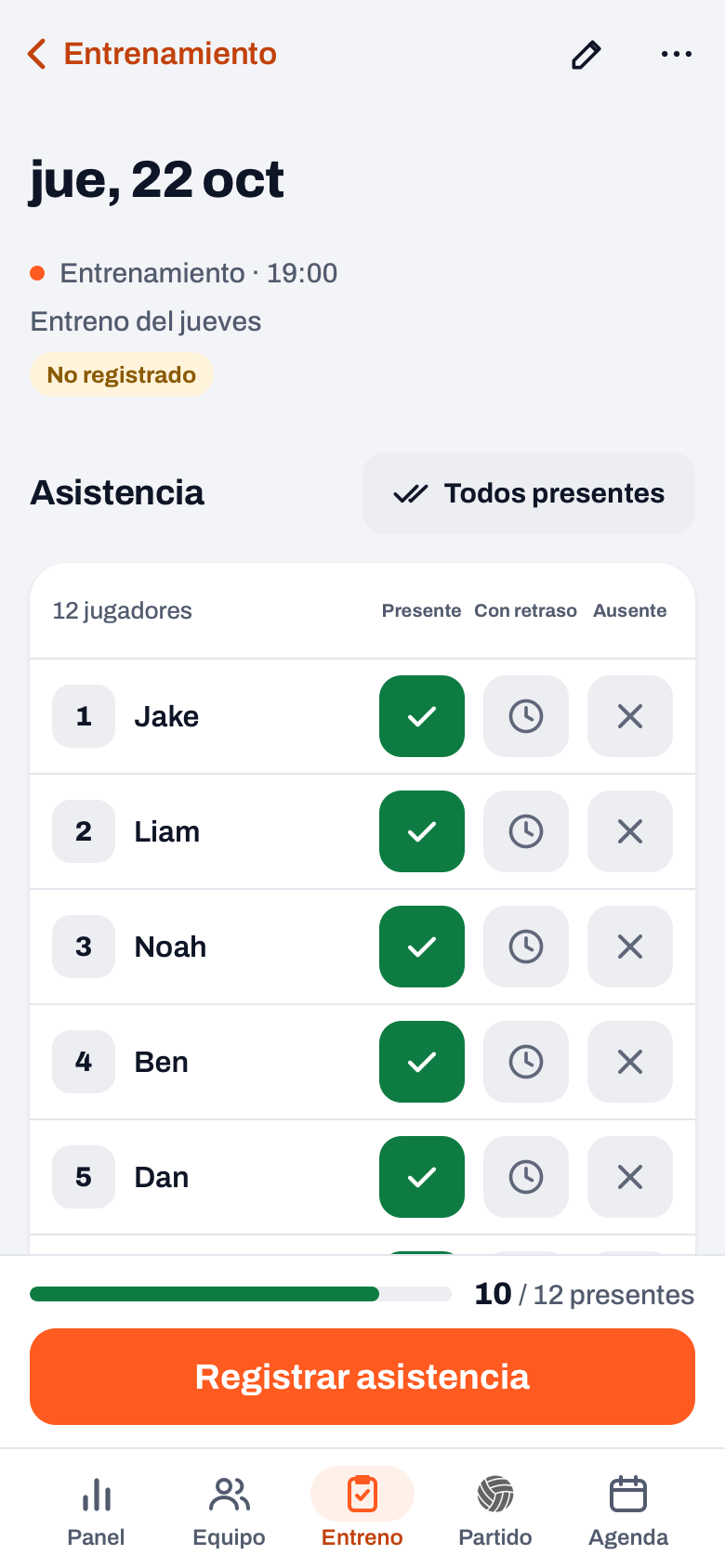 Entrenamiento en Koach con la etiqueta No registrado, Todos presentes, la lista en tres columnas y Registrar asistencia