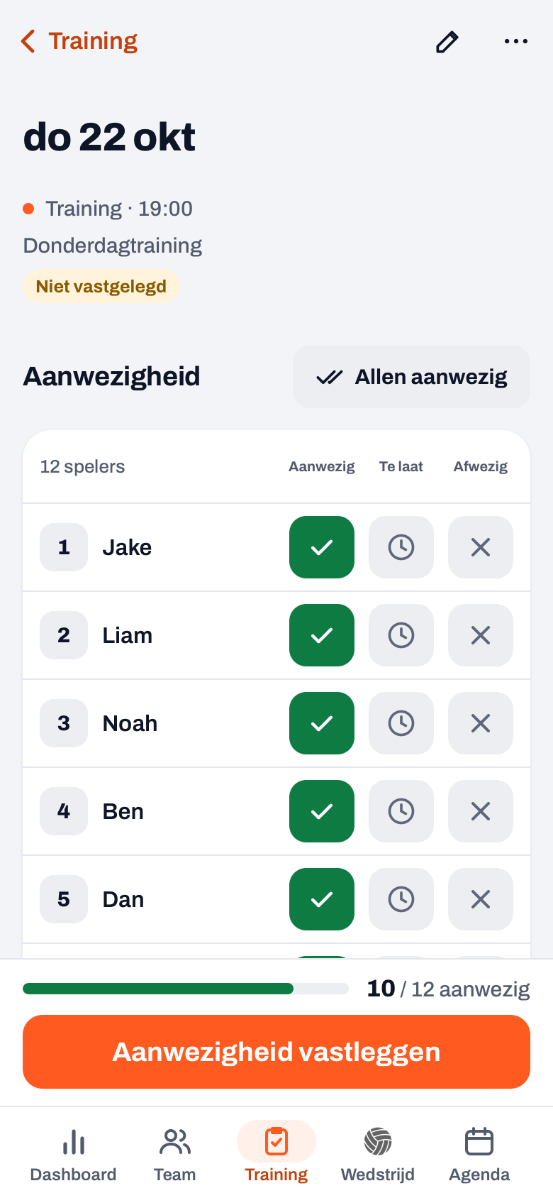 Trainingsdetail in Koach met de badge Niet vastgelegd, de knop Allen aanwezig, de lijst in drie kolommen en de knop Aanwezigheid vastleggen