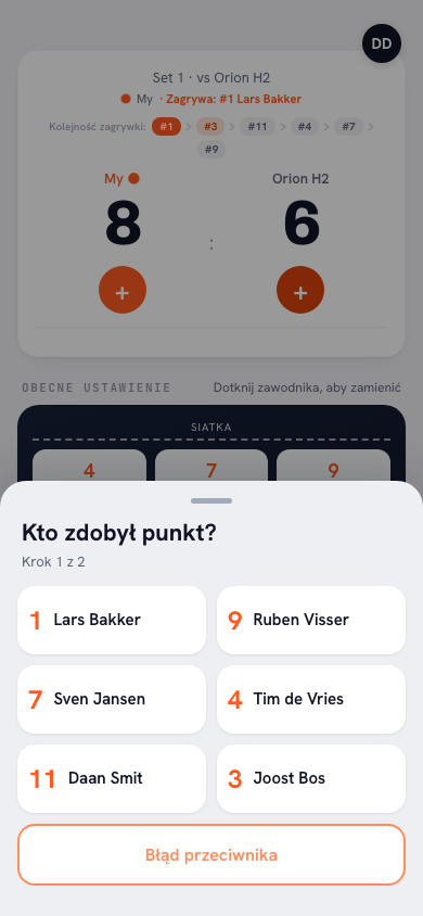 Ekran wyboru 'Kto zdobył punkt?' w aplikacji Koach z sześcioma zawodnikami na boisku i przyciskiem błędu przeciwnika
