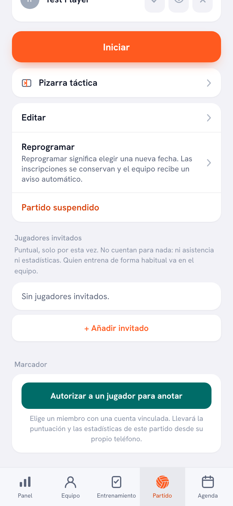 Al final de la pantalla del partido, el bloque de marcador con el botón para autorizar a un jugador a anotar y la explicación de que eliges a un miembro con cuenta vinculada que anota desde su propio móvil.