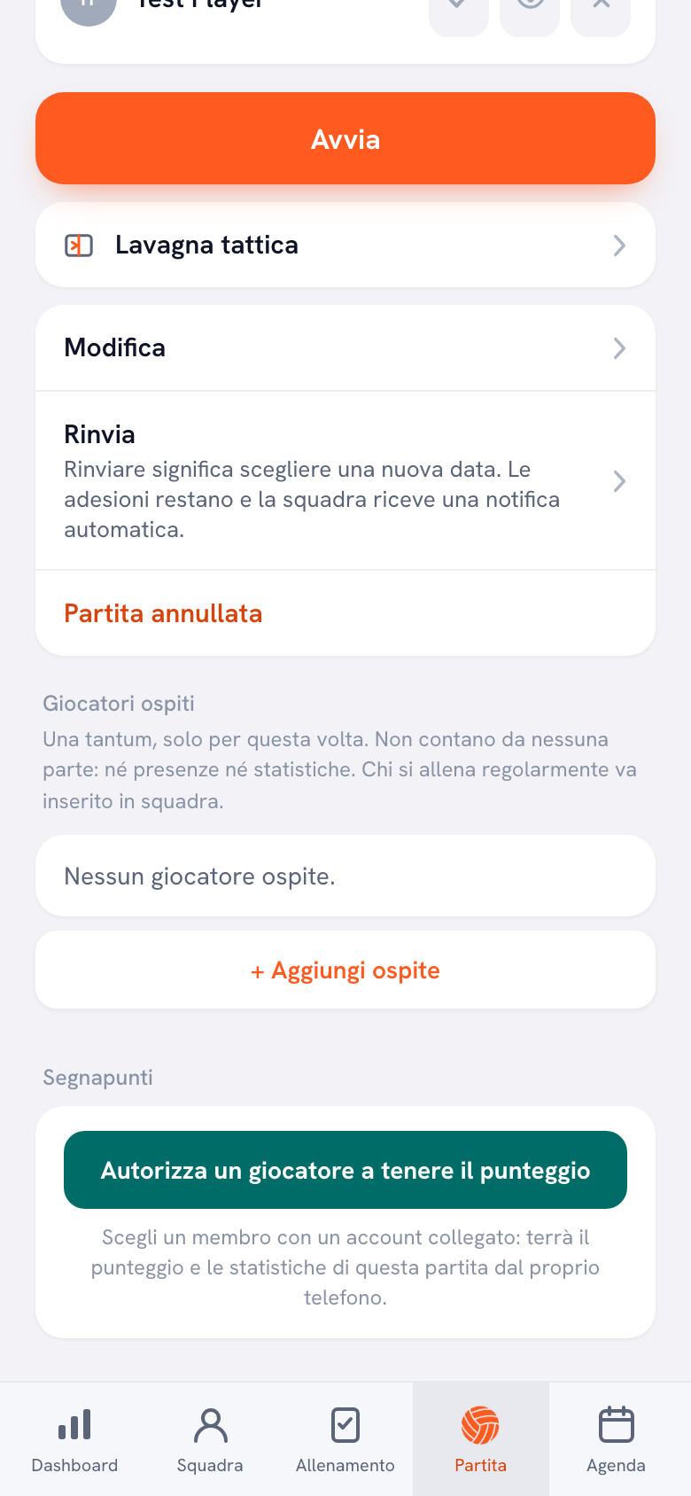 La parte bassa di una partita in programma nell'app: il pulsante arancione per iniziare, sotto la lavagna tattica, modifica, sposta e partita annullata, il blocco dei giocatori aggregati e in fondo il blocco del punteggio con un pulsante verde per autorizzare un giocatore a tenerlo.