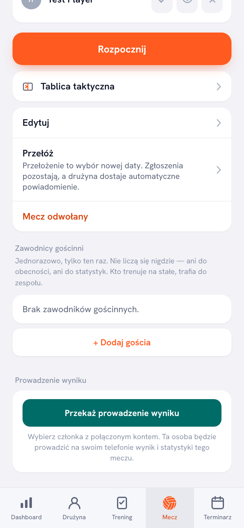 Dolna część ekranu meczu z blokiem Prowadzenie wyniku i zielonym przyciskiem „Przekaż prowadzenie wyniku” nad informacją o połączonym koncie.