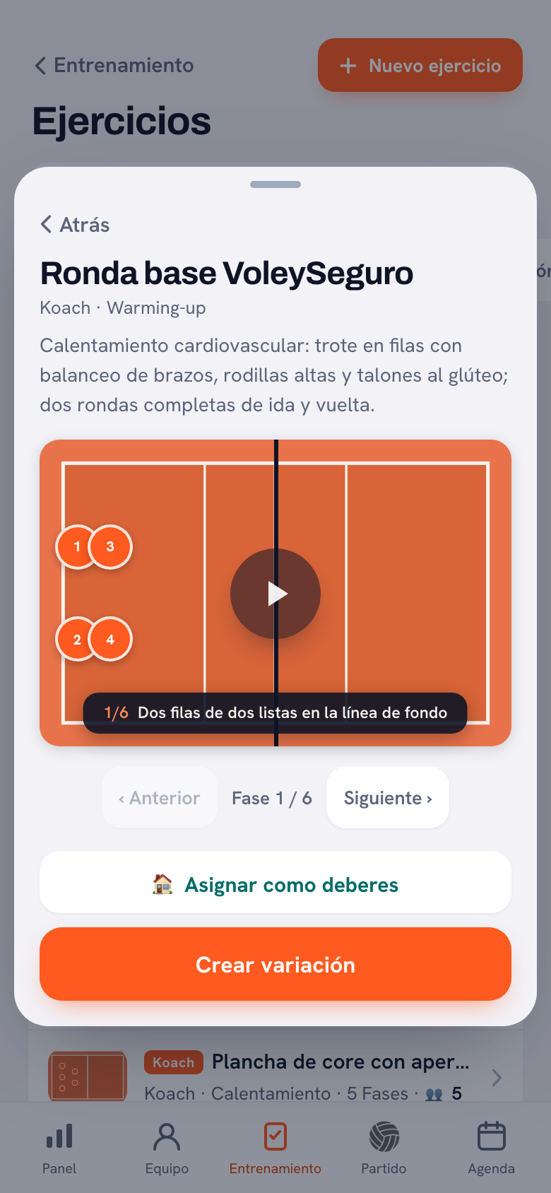 La ficha del ejercicio con su descripción, una pista naranja con cuatro jugadores numerados al fondo a la izquierda, un botón de reproducción, el pie ‘1/6 Dos filas de dos preparadas en la línea de fondo', los botones Anterior y Siguiente alrededor de Fase 1 / 6 y, abajo, Asignar como deberes y Crear variación