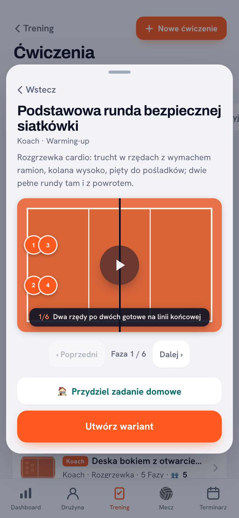 Otwarte ćwiczenie: opis, boisko z ponumerowanymi zawodnikami i przyciskiem odtwarzania, opis fazy pod boiskiem oraz licznik faz z przyciskami do przewijania w przód i w tył.