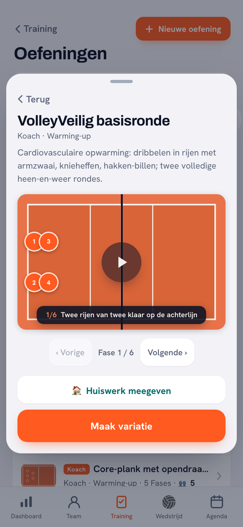 Het blad van de oefening VolleyVeilig basisronde met de beschrijving, het oranje veld met vier genummerde spelers linksachter, een afspeelknop, het bijschrift ‘1/6 Twee rijen van twee klaar op de achterlijn’, de knoppen Vorige en Volgende bij Fase 1 / 6, en onderaan Huiswerk meegeven en Maak variatie