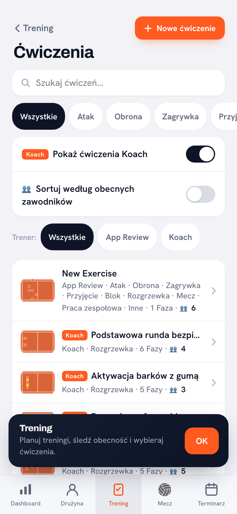 Biblioteka ćwiczeń z polem wyszukiwania, filtrami kategorii, przełącznikiem pokazującym ćwiczenia Koacha, a pod spodem ćwiczenia z miniaturą boiska, liczbą faz i liczbą zawodników.