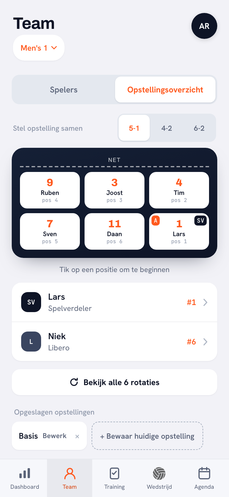 Hetzelfde opstellingsbord met onderaan één opgeslagen opstelling met de naam Basis, met een knop Bewerk en een kruisje ernaast, naast de knop om de huidige opstelling te bewaren.