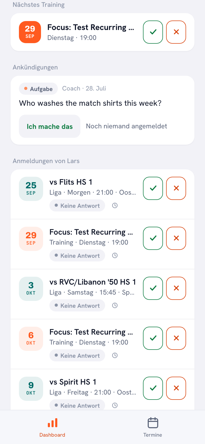 Die Karte ‚Anmeldungen von Lars‘ auf dem Eltern-Dashboard: fünf Zeilen untereinander, drei Punktspiele und zwei Trainings nach Datum, jeweils mit Tag und Uhrzeit, dem Hinweis ‚Keine Antwort‘, einer kleinen Uhr und rechts einem grünen und einem roten Knopf.