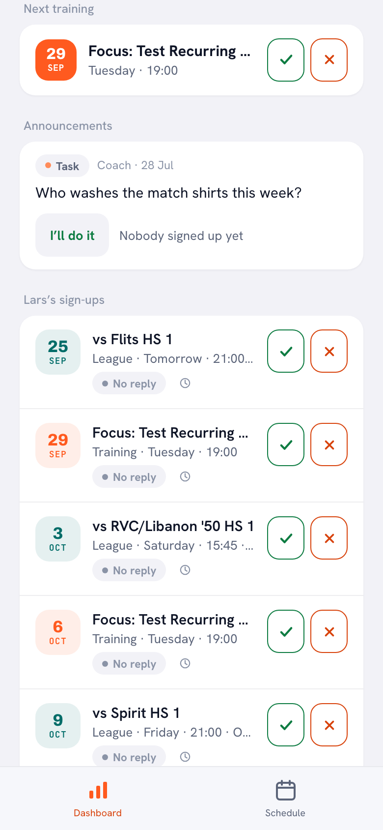 The card ‘Lars’s sign-ups’ on the parent dashboard: five lines underneath each other, three league matches and two training sessions in date order, each with the day and time, the label ‘No reply’, a small clock and a green and a red button on the right.