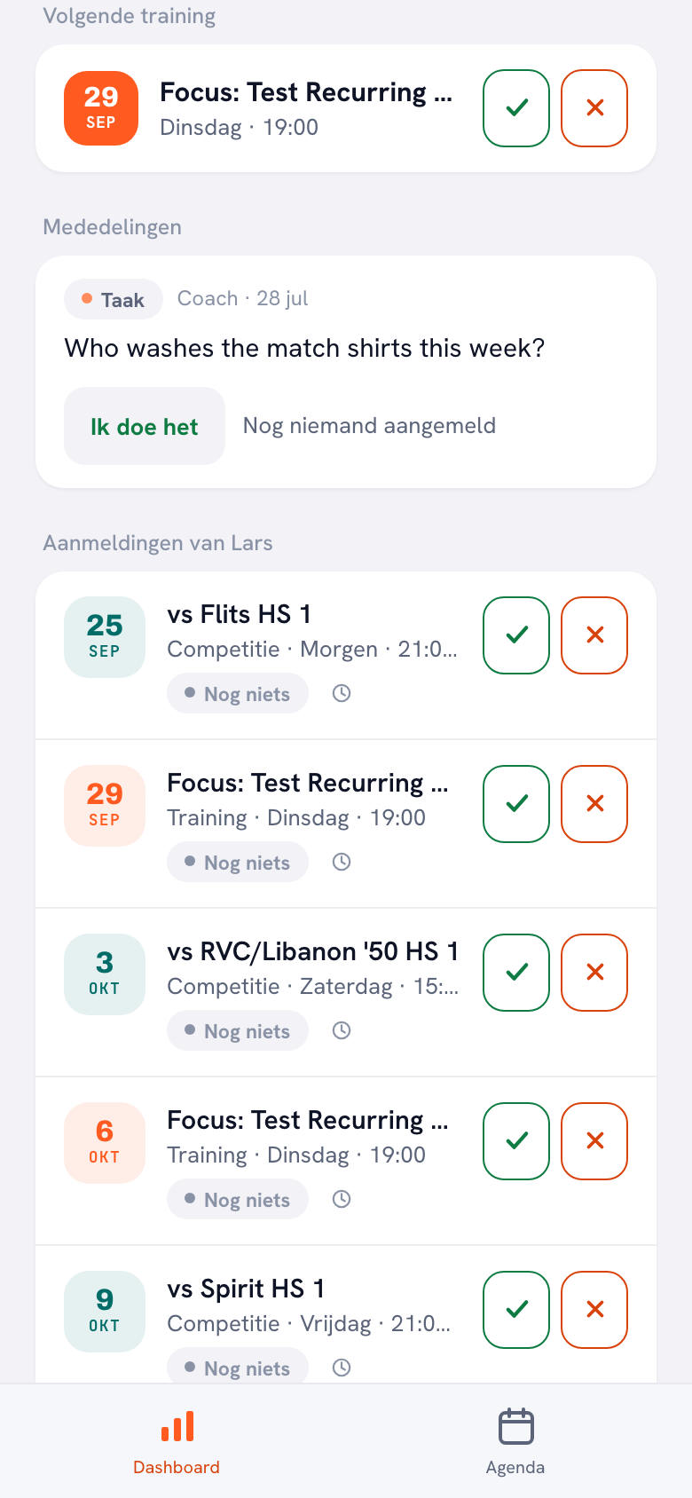 De kaart ‘Aanmeldingen van Lars’ op het ouderdashboard: vijf regels onder elkaar, drie competitiewedstrijden en twee trainingen op datum, elk met dag en tijd, het label ‘Nog niets’, een klokje en rechts een groene en een rode knop.