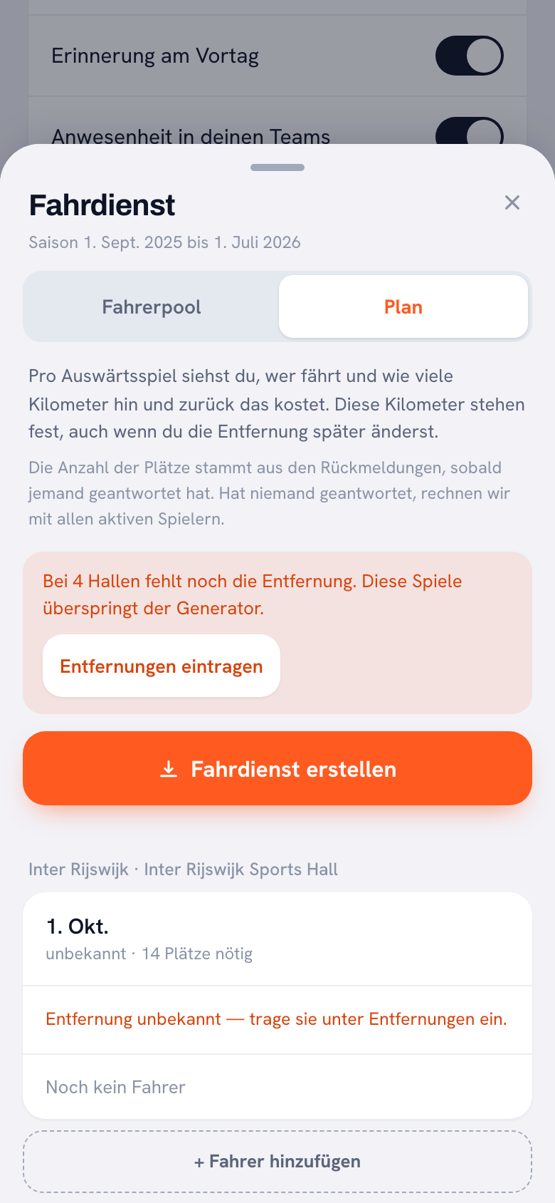 Der Reiter Plan mit einem orangefarbenen Hinweis, dass bei vier Hallen noch die Entfernung fehlt und der Generator diese Spiele überspringt, einer Schaltfläche Entfernungen eintragen und darunter ein Spiel am 1. Oktober mit Entfernung unbekannt und Noch kein Fahrer.
