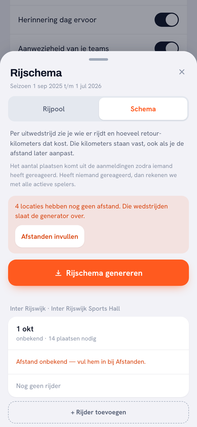 Het tabblad Schema met een oranje melding dat vier locaties nog geen afstand hebben en dat de generator die wedstrijden overslaat, een knop Afstanden invullen, en daaronder een wedstrijd van 1 oktober met Afstand onbekend en Nog geen rijder.