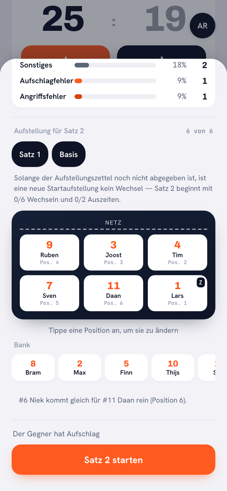 Der Satzpausen-Bildschirm im Aufstellungsmodus: die sechs Feldpositionen für den nächsten Satz, darunter die Bank und der Hinweis, dass eine neue Startaufstellung kein Wechsel ist.
