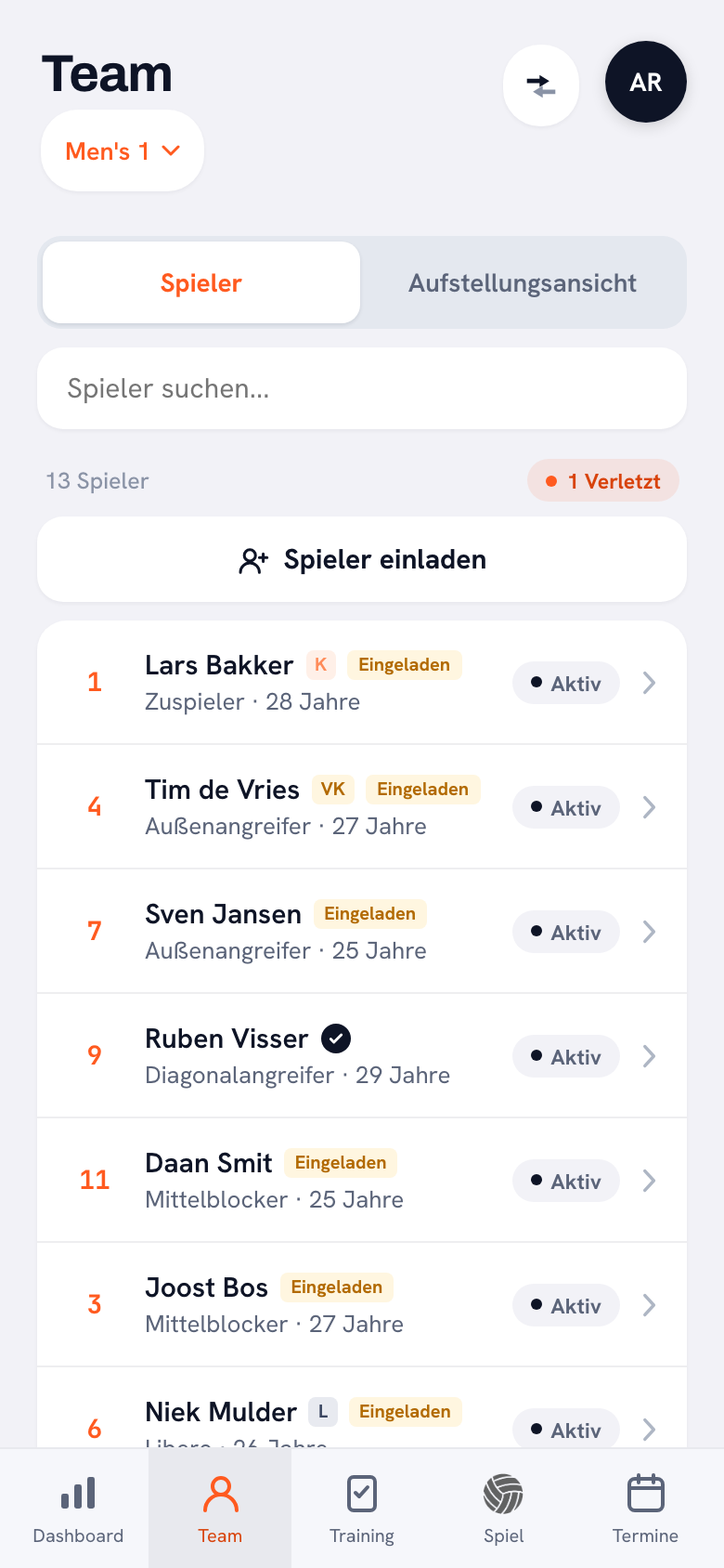 Die Spielerliste von Men’s 1 mit dreizehn Spielern: Hinter den meisten Namen steht ein gelbes Etikett, dass sie eingeladen wurden, und hinter Ruben Visser ein schwarzes Häkchen, weil er als Einziger ein verknüpftes Konto hat.