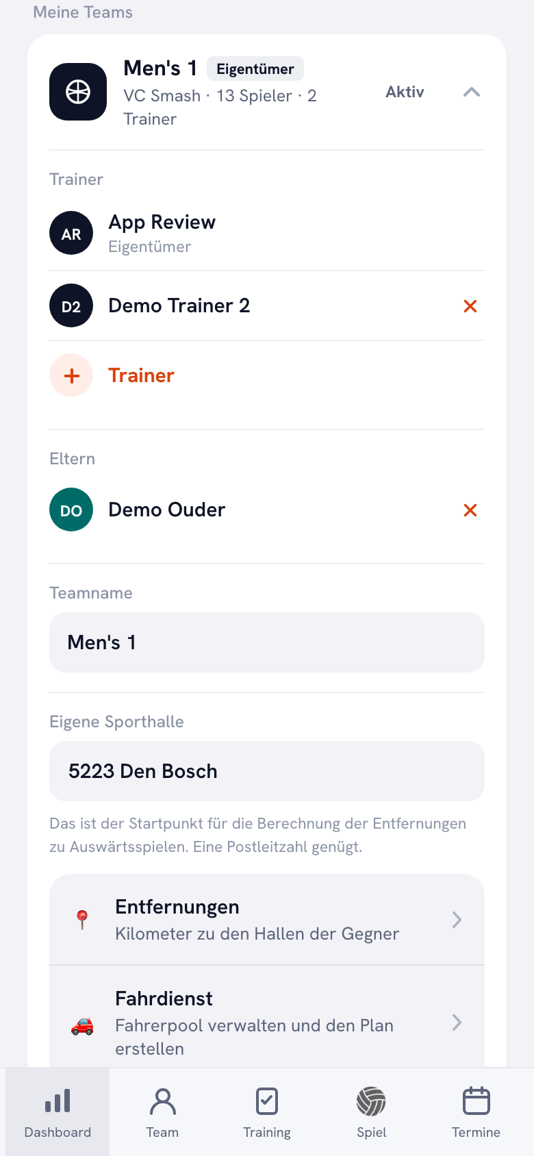Der Teamblock im Profil: unter dem Teamnamen stehen der Verein, die Anzahl der Spieler und zwei Trainer, darunter die beiden Trainer mit der Kennzeichnung des Inhabers, eine Schaltfläche zum Hinzufügen eines Trainers und ein verknüpftes Elternteil.